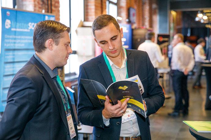 guests get acquainted with the Vybos catalog at the Data Center 2018 forum